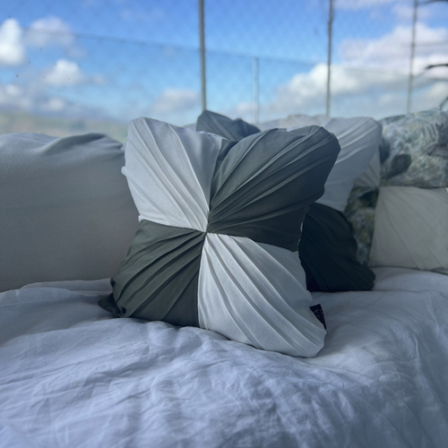 Cojín Plisado - Verde Musgo & Crudo (Edición Limitada)